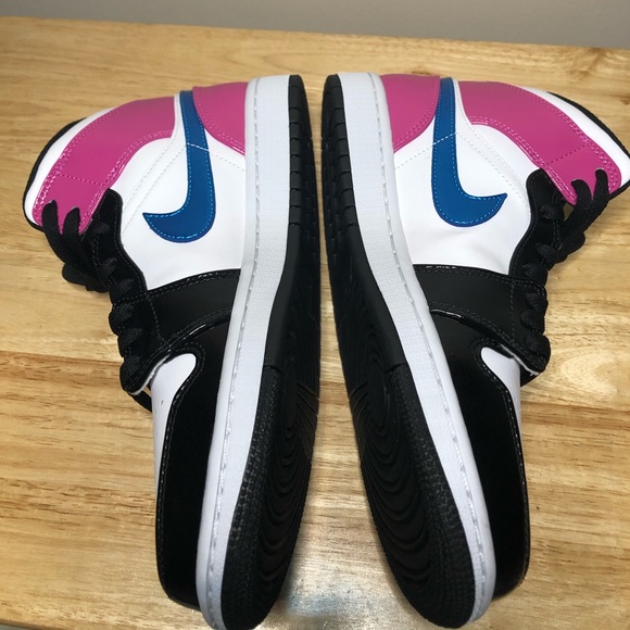 ‼️SOLD‼️NIKE AIR JORDAN 1 MID SE SNEAKERS - Picture 5 of 8